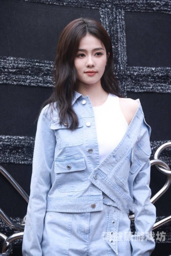 初中小女生无瑕魅力，青春的肌肤与天真初中小女生的照片