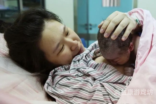 他含着她的乳奶揉搓揉捏免费视频他含着她的乳奶，享受免费视频的温馨时光